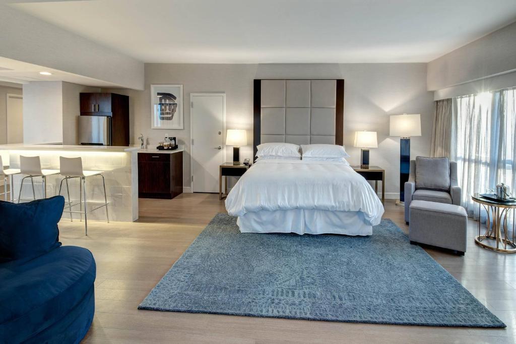 Postel nebo postele na pokoji v ubytování Sheraton Eatontown Hotel