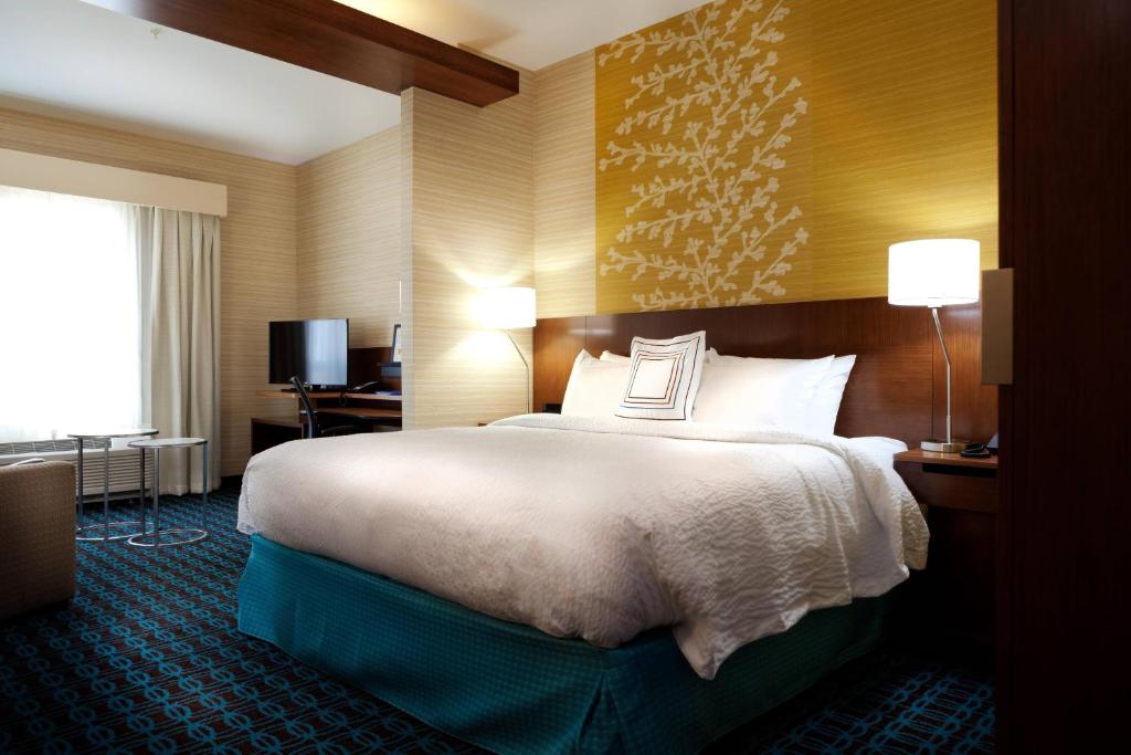 Postel nebo postele na pokoji v ubytování Fairfield Inn & Suites by Marriott Lethbridge