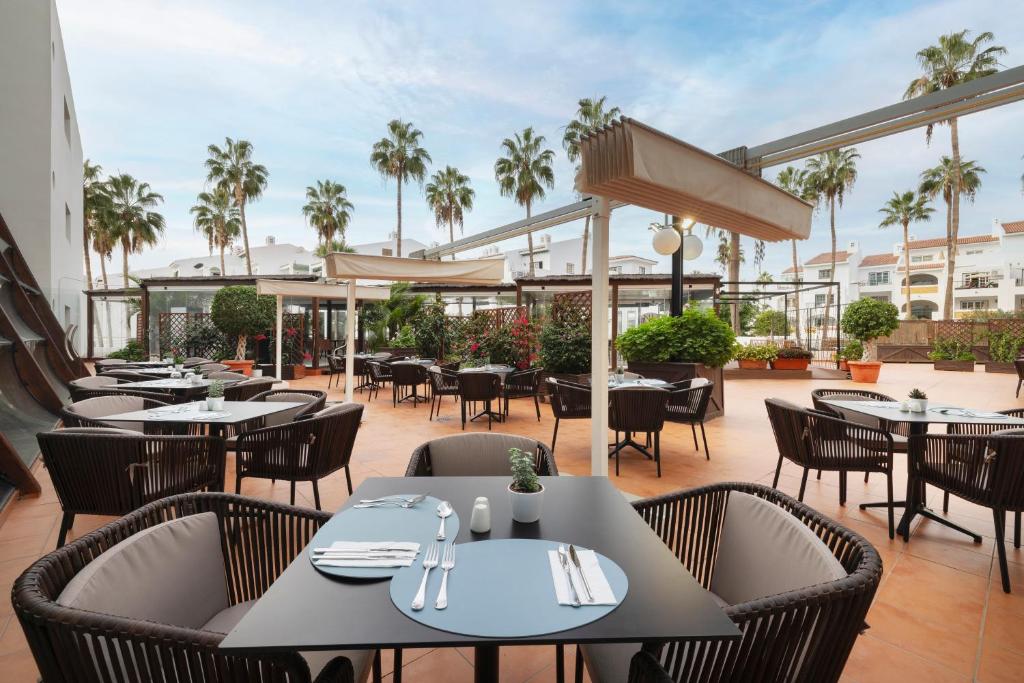 Un restaurante o sitio para comer en AluaSoul Costa Adeje - NEW OPENING