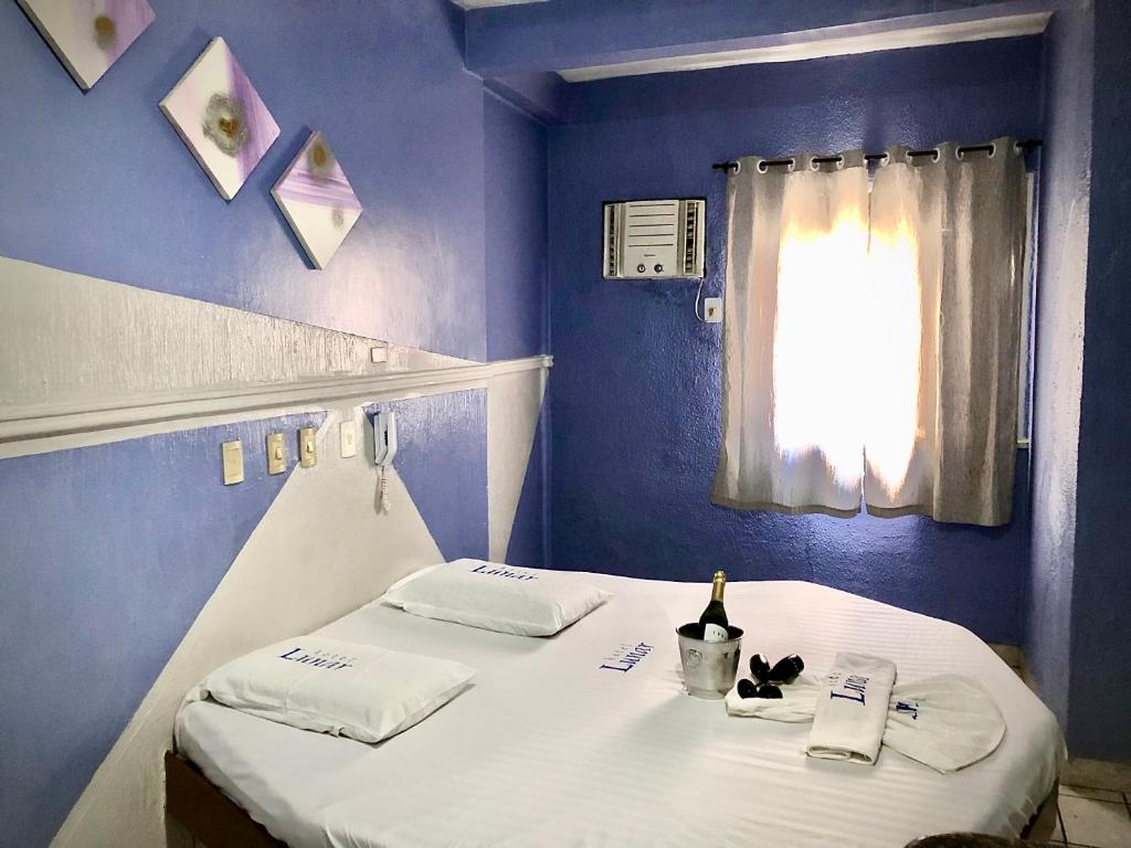 En eller flere senge i et værelse på Hotel Lunar