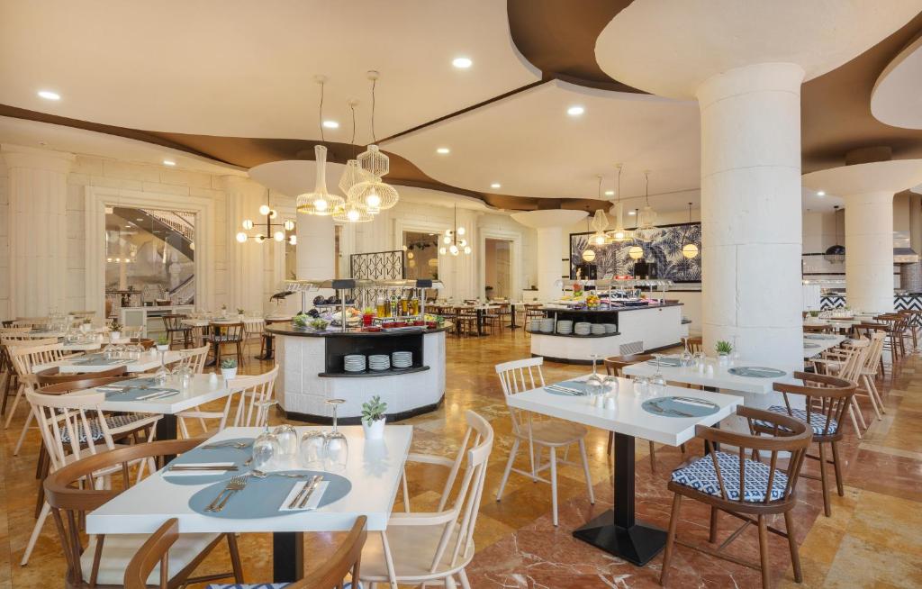 Un restaurante o sitio para comer en AluaSoul Costa Adeje - NEW OPENING
