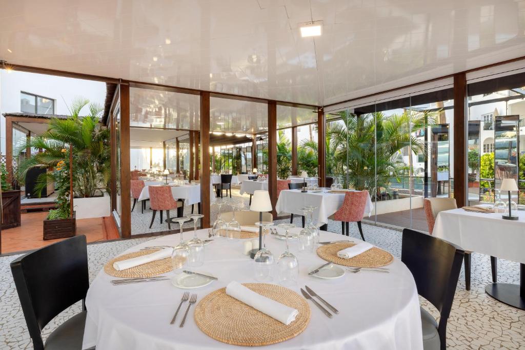 Un restaurante o sitio para comer en AluaSoul Costa Adeje - NEW OPENING