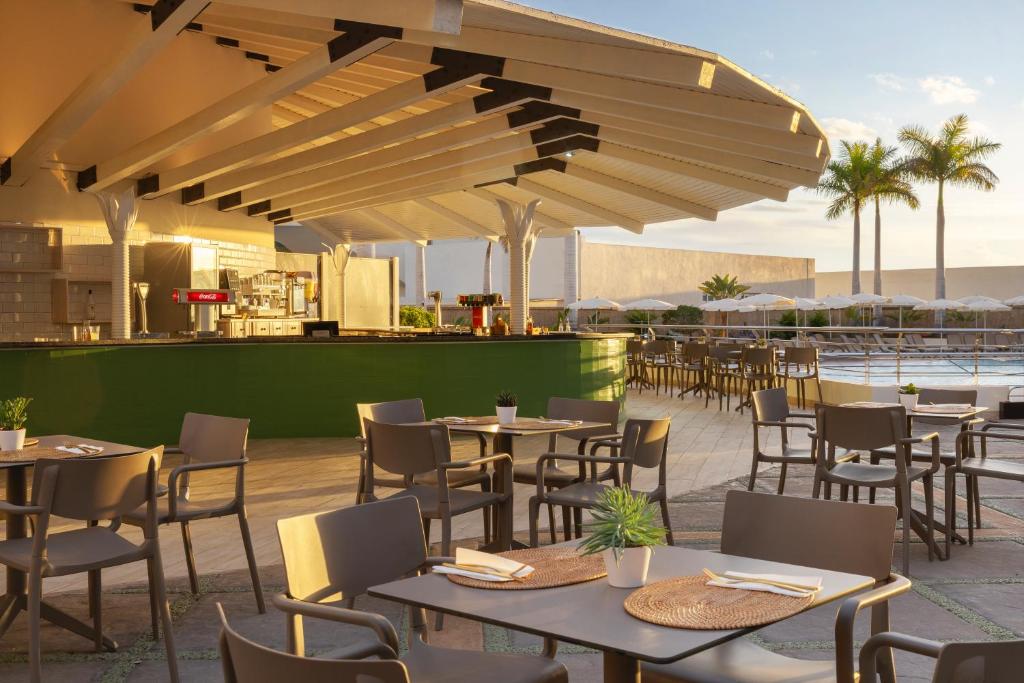 Un restaurante o sitio para comer en AluaSoul Costa Adeje - NEW OPENING