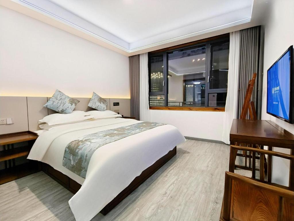 Zhangjiajie Borui Hotel - Tianmen Mountain 张家界泊睿庭院酒店 - Habitación De Rey Cálido