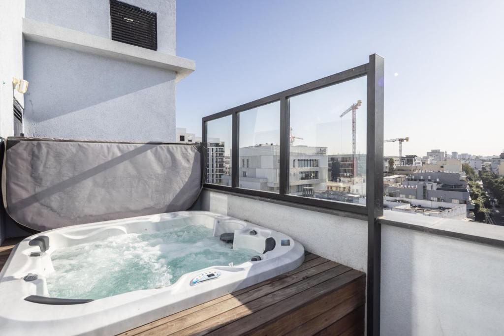 Gallery Detail: Tel Aviv Rooftop Jacuzzi Penthouse By Sea N Rent Tel