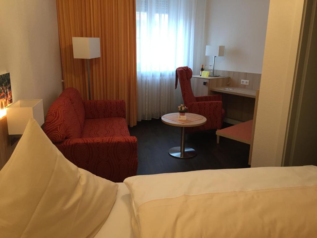 Postel nebo postele na pokoji v ubytování Hotel Rose Heidelberg inklusive Frühstück & Saunanutzung