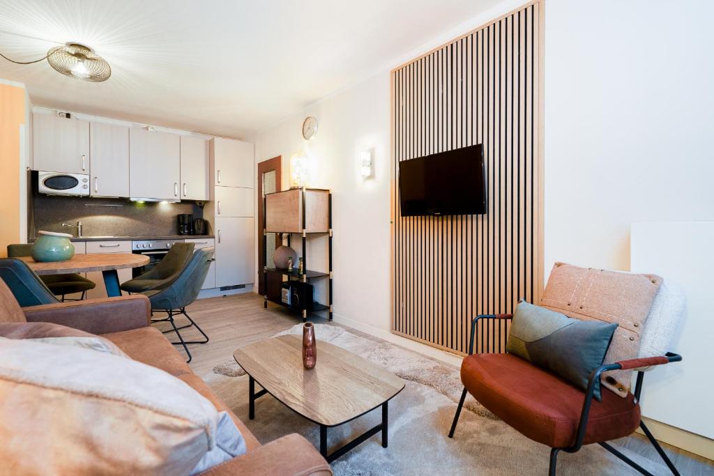 TV a/nebo společenská místnost v ubytování Das Solaris 1 Beach Apartment mit Balkon, hundefreundlich und modern