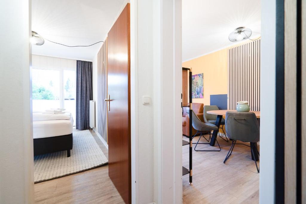 Postel nebo postele na pokoji v ubytování Das Solaris 1 Beach Apartment mit Balkon, hundefreundlich und modern
