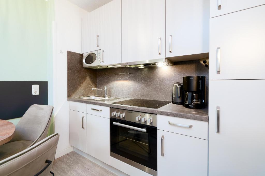 Kuchyň nebo kuchyňský kout v ubytování Das Solaris 5 Beach Apartment mit Balkon, Gemeinschaftssauna und Grillplatz