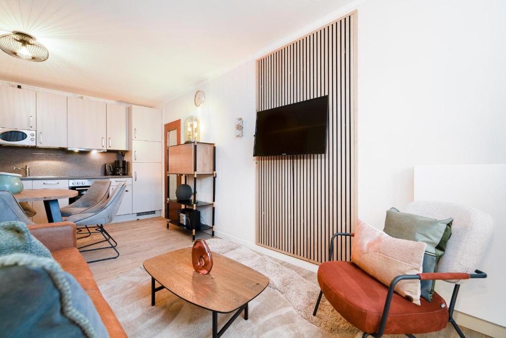 TV a/nebo společenská místnost v ubytování Das Solaris 5 Beach Apartment mit Balkon, Gemeinschaftssauna und Grillplatz