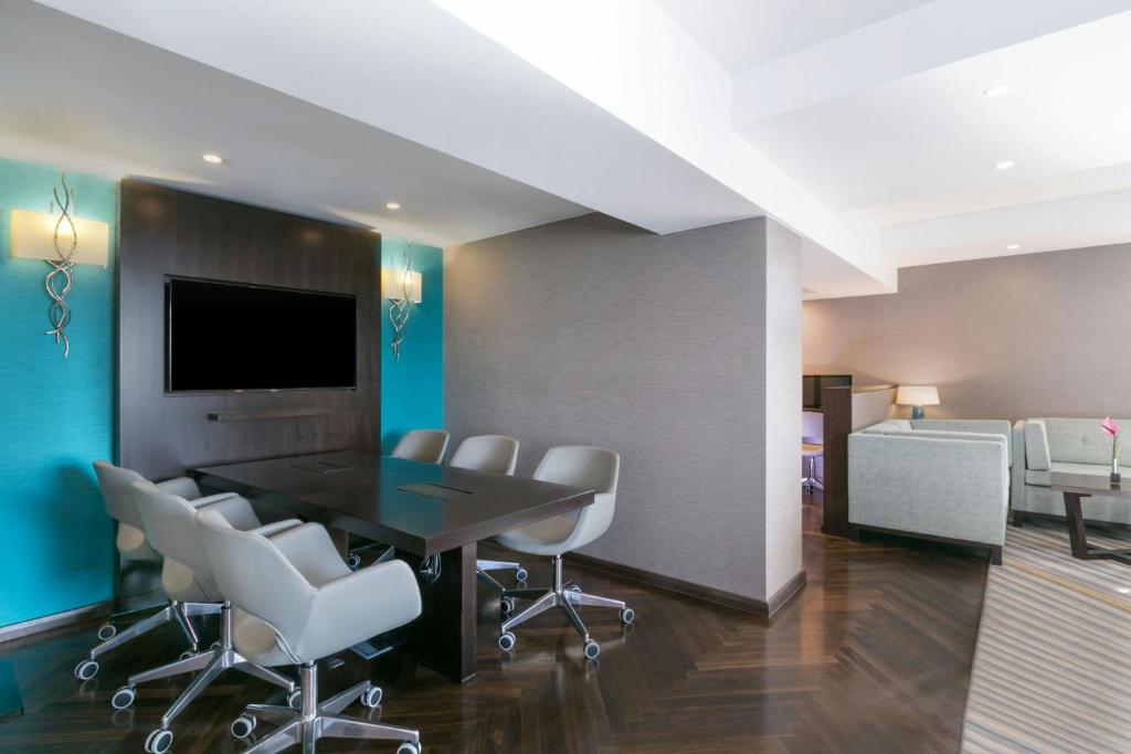 Sheraton Bucharest Hotel - Resim 28