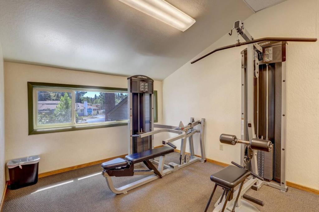 una camera con una palestra con tapis roulant e una finestra di Lakeland Village 2 Bed Condo Pool View a South Lake Tahoe