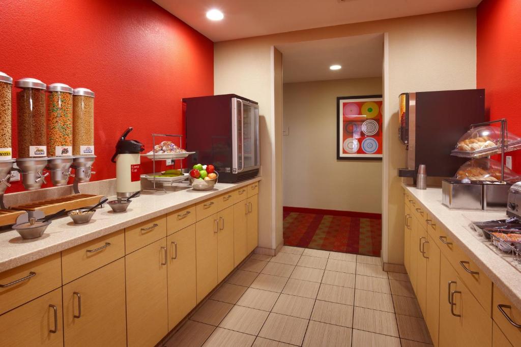 Kuchyň nebo kuchyňský kout v ubytování TownePlace by Marriott Suites Elko