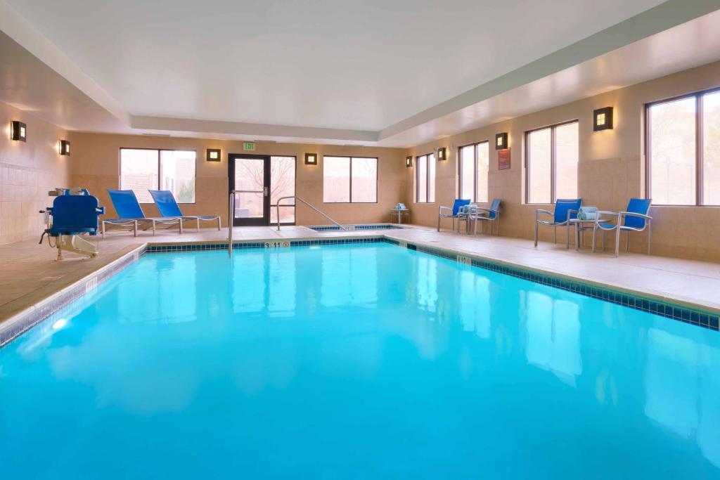 Bazén v ubytování TownePlace by Marriott Suites Elko nebo v jeho okolí