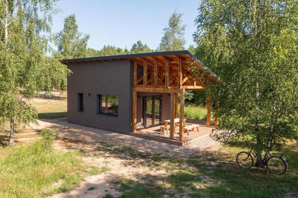 a small house in the middle of a field at Zielona Żaba in Derc