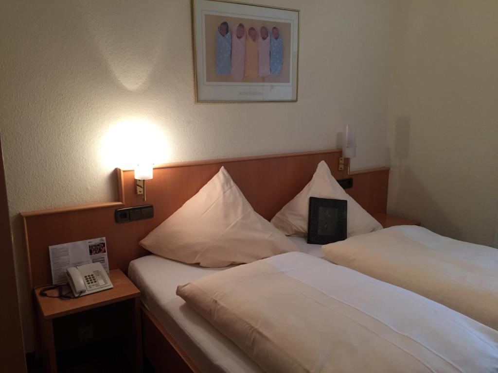 Postel nebo postele na pokoji v ubytování Hotel Rose Heidelberg inklusive Frühstück & Saunanutzung