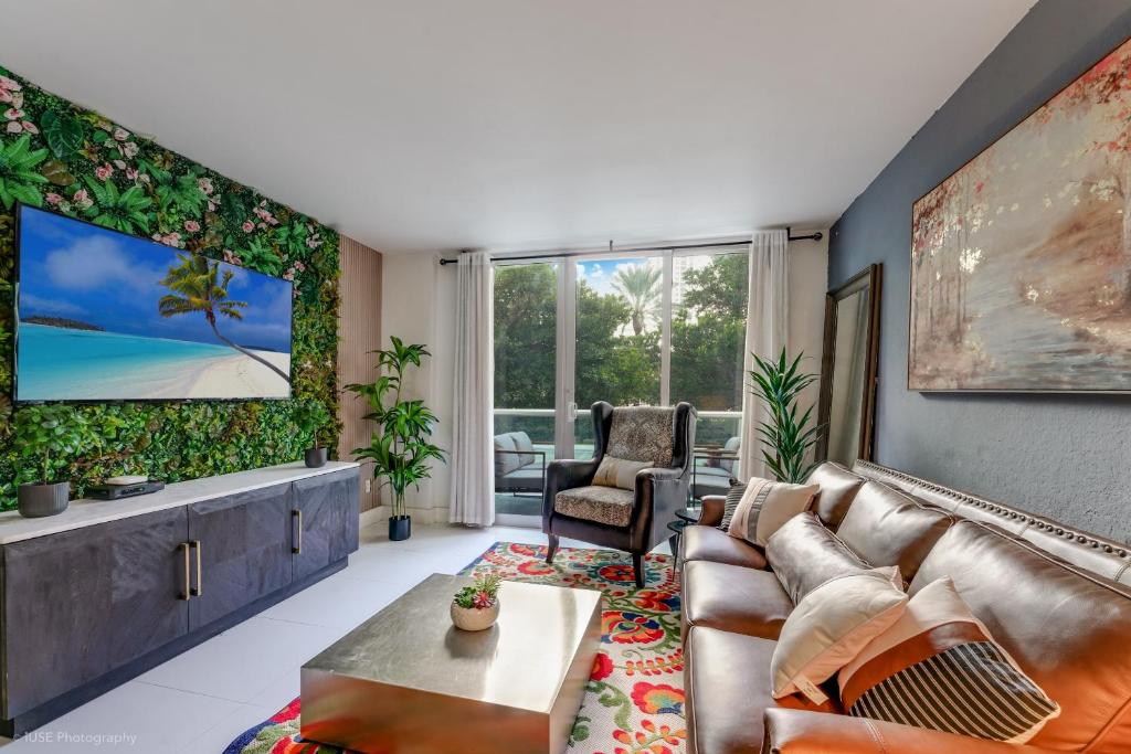 Posezení v ubytování Beachfront Oasis in Sunny Isles 3BR, Pool & Tennis