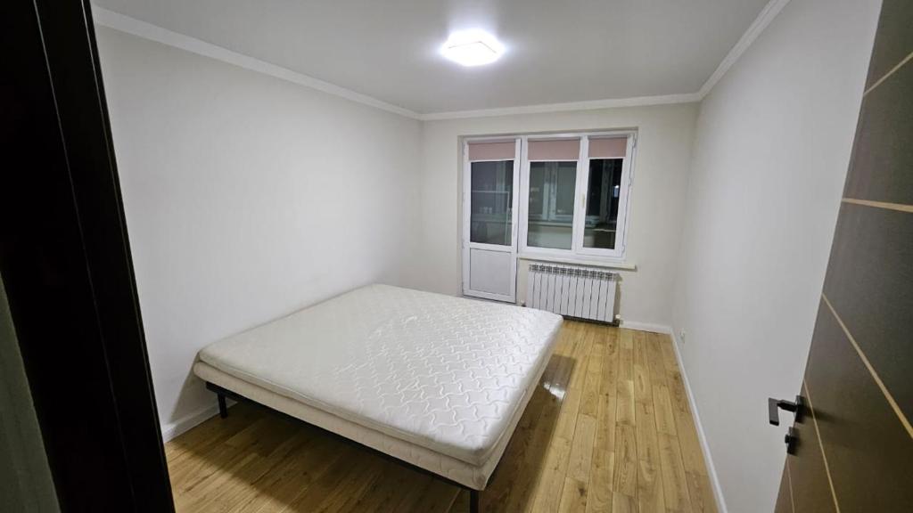 Ένα ή περισσότερα κρεβάτια σε δωμάτιο στο Квартира