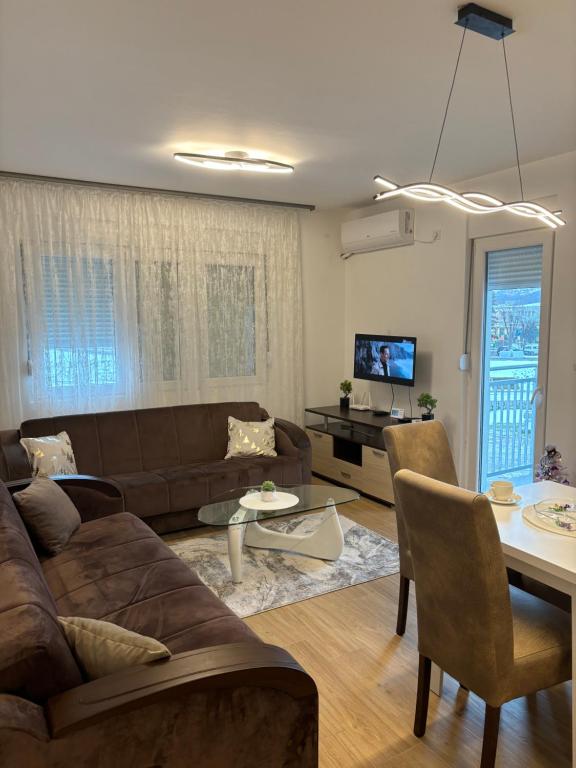 una sala de estar con un sofá y una mesa en Popovic, en Ub