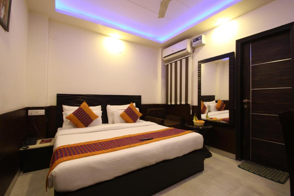 Postel nebo postele na pokoji v ubytování Hotel Hill Palace -Near Karol Bagh Metro Station
