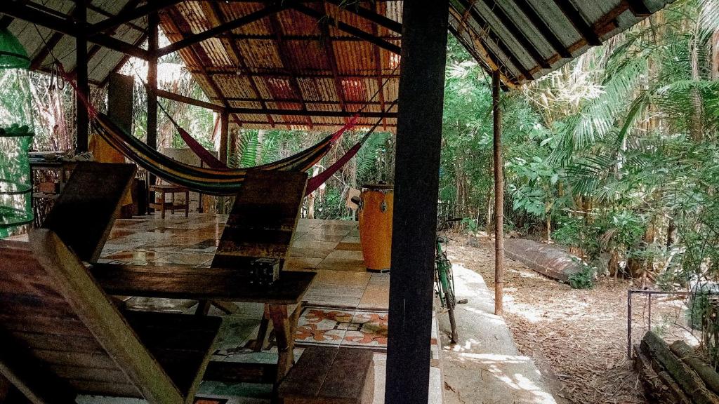 a hammock in a house in the woods at Viverde selva Redario natural in Alter do Chao
