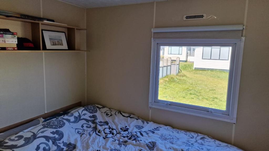 Postel nebo postele na pokoji v ubytování Stacaravan Duingras Ameland