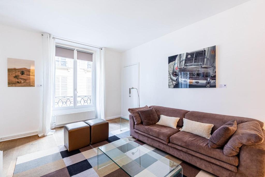 un salon avec un canapé et une table dans l'établissement GuestReady - Perfect home in the heart of Paris, à Paris