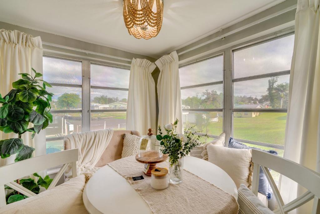 Dock and Lanai Waterfront Punta Gorda Cottageにあるシーティングエリア