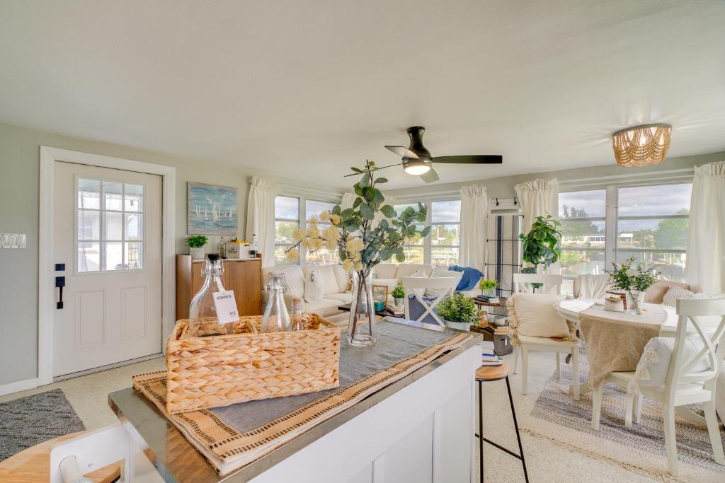 プンタ・ゴーダにあるDock and Lanai Waterfront Punta Gorda Cottageのギャラリーの写真