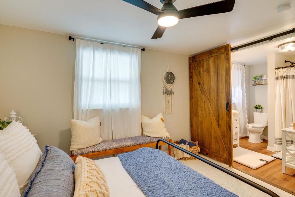 Dock and Lanai Waterfront Punta Gorda Cottageにあるベッド