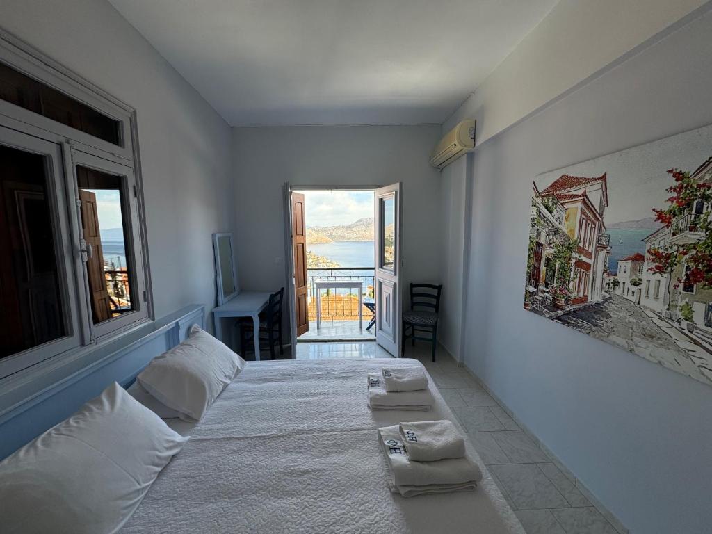 Postel nebo postele na pokoji v ubytování Hotel Fiona Symi