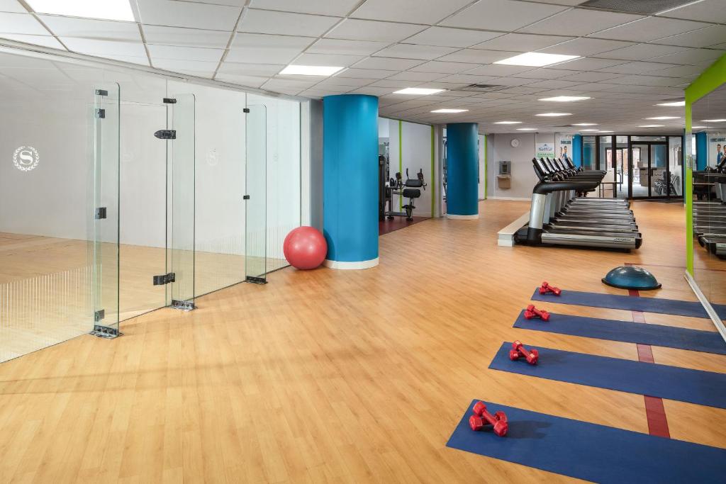 Fitness centrum a/nebo fitness zařízení v ubytování Sheraton Parsippany Hotel