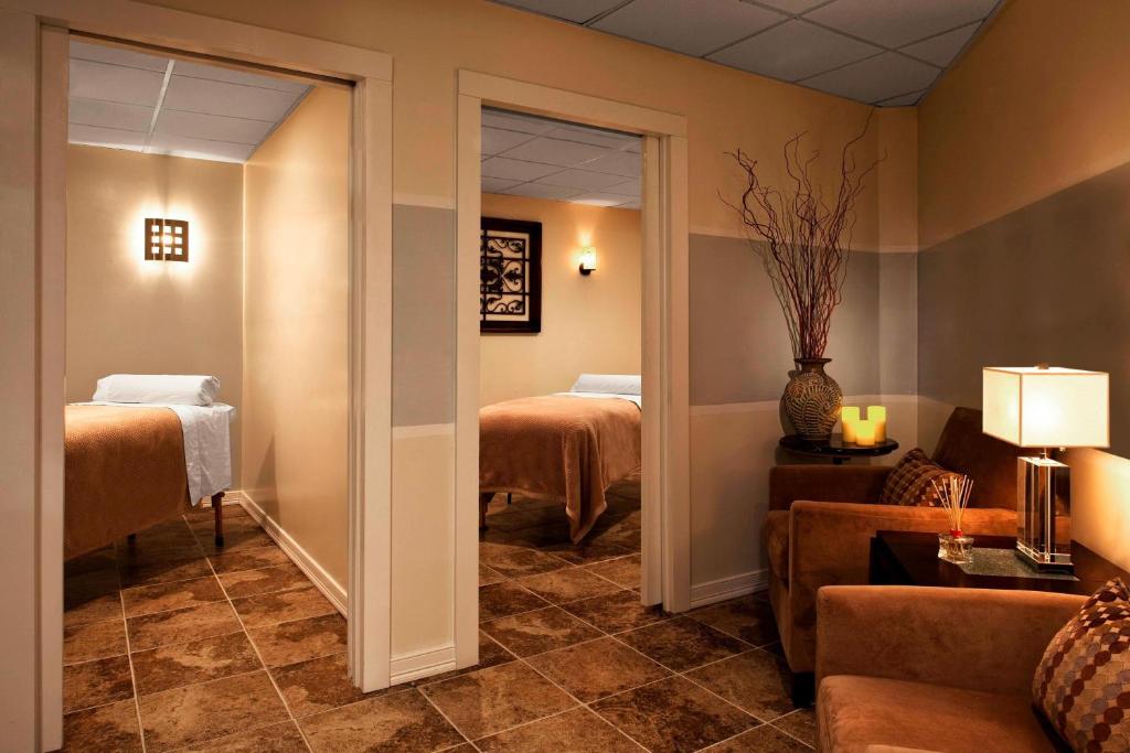 Postel nebo postele na pokoji v ubytování Sheraton Parsippany Hotel