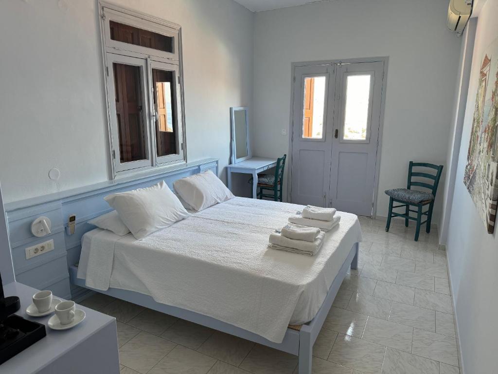 Postel nebo postele na pokoji v ubytování Hotel Fiona Symi