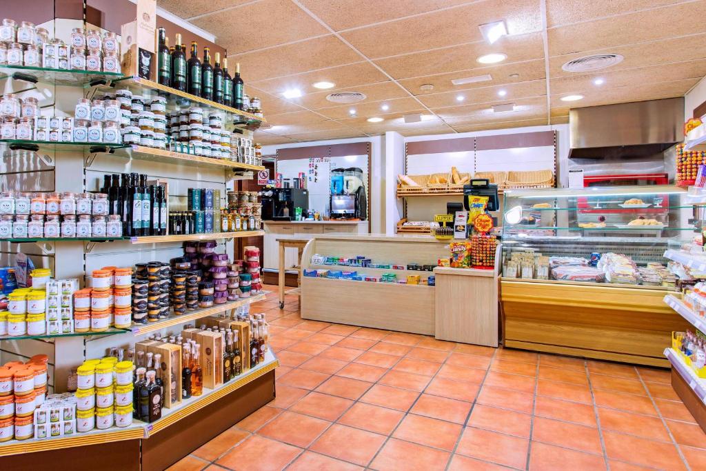 A supermarket or other shops at a szállodákat or nearby