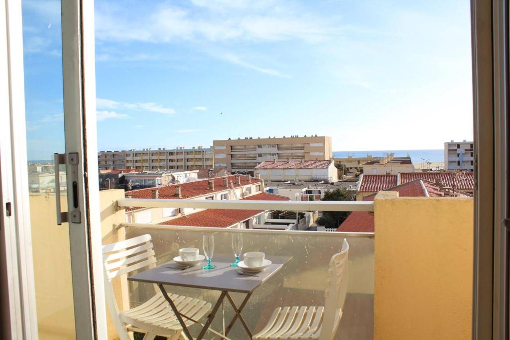 une table et des chaises sur un balcon avec vue dans l'établissement Appartement 2 pièces PORT LA NOUVELLE PN440-024, à Port-la-Nouvelle