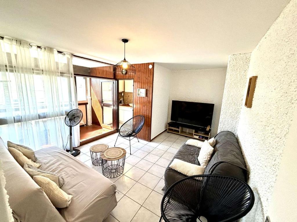 un salon avec un canapé et une télévision dans l'établissement Appartement 2 pièces Port la Nouvelle PN480-104, à Port-la-Nouvelle