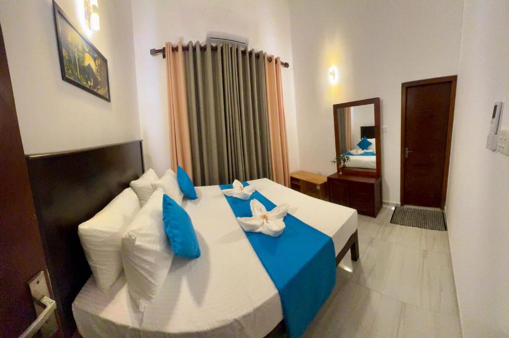 Postel nebo postele na pokoji v ubytování Pearl View Galle Villa