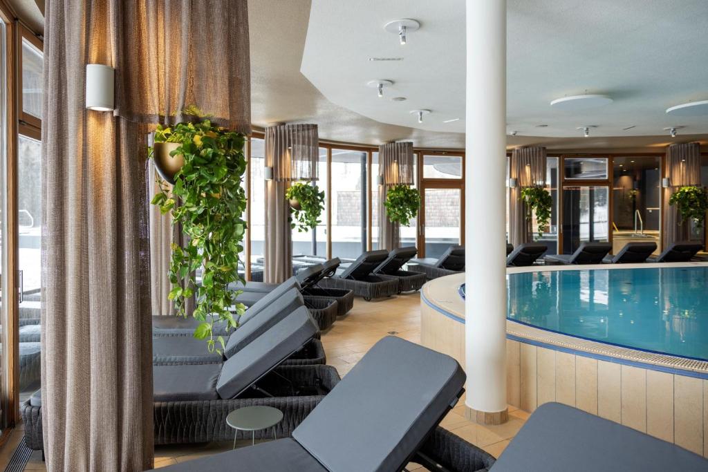 Bazén v ubytování Almwellness Hotel Pierer nebo v jeho okolí