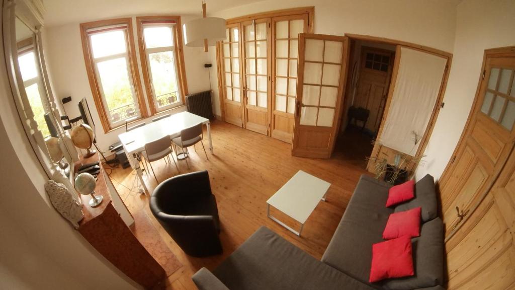un salon avec un canapé et une table dans l'établissement Appartement Coup de coeur, à Lille