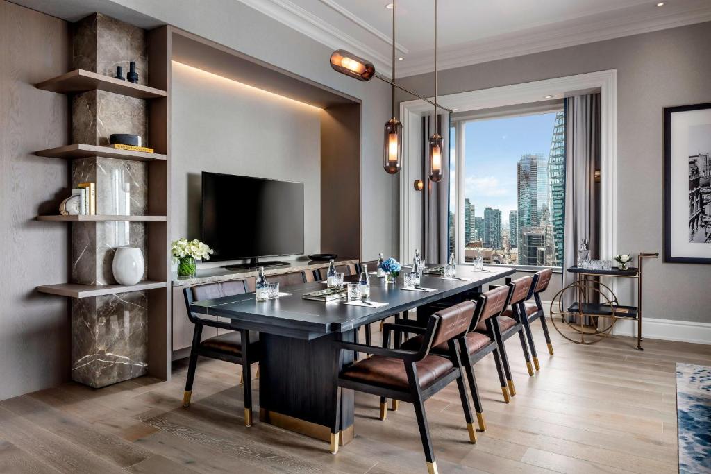 TV a/nebo společenská místnost v ubytování The St. Regis Toronto