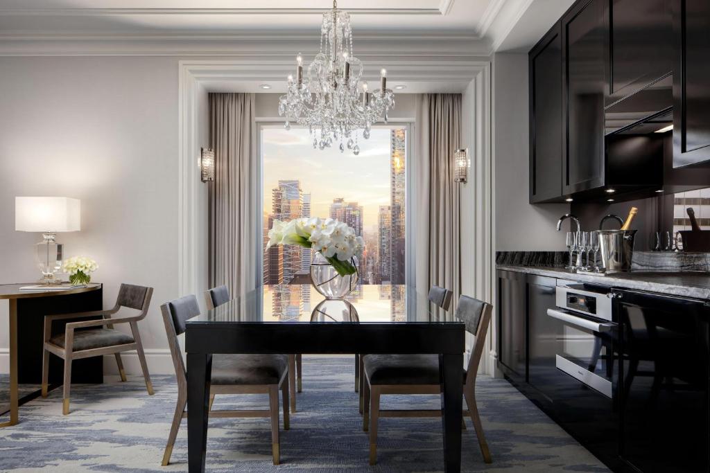 Kuchyň nebo kuchyňský kout v ubytování The St. Regis Toronto