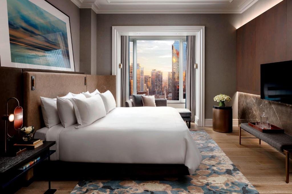 Postel nebo postele na pokoji v ubytování The St. Regis Toronto