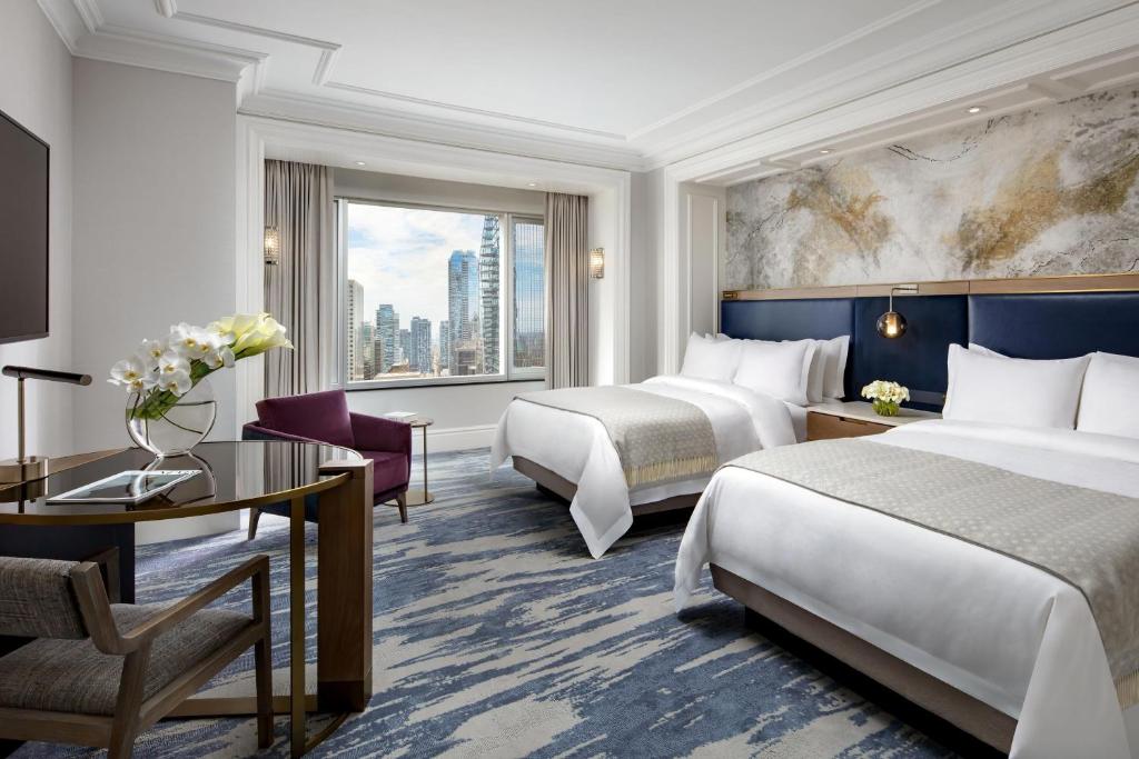Postel nebo postele na pokoji v ubytování The St. Regis Toronto