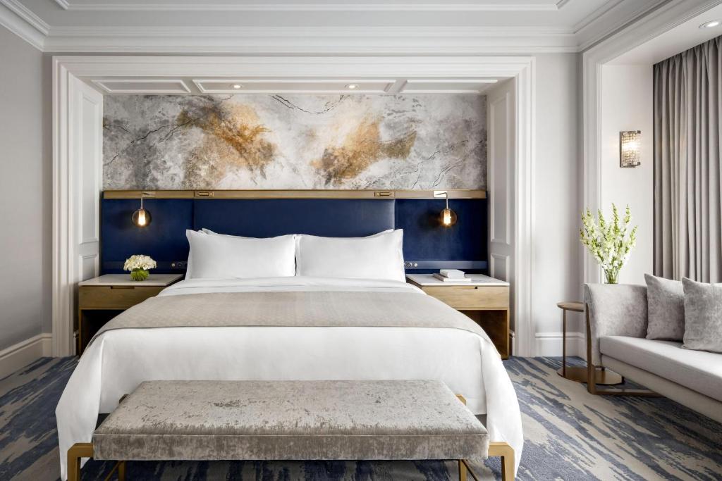 Postel nebo postele na pokoji v ubytování The St. Regis Toronto