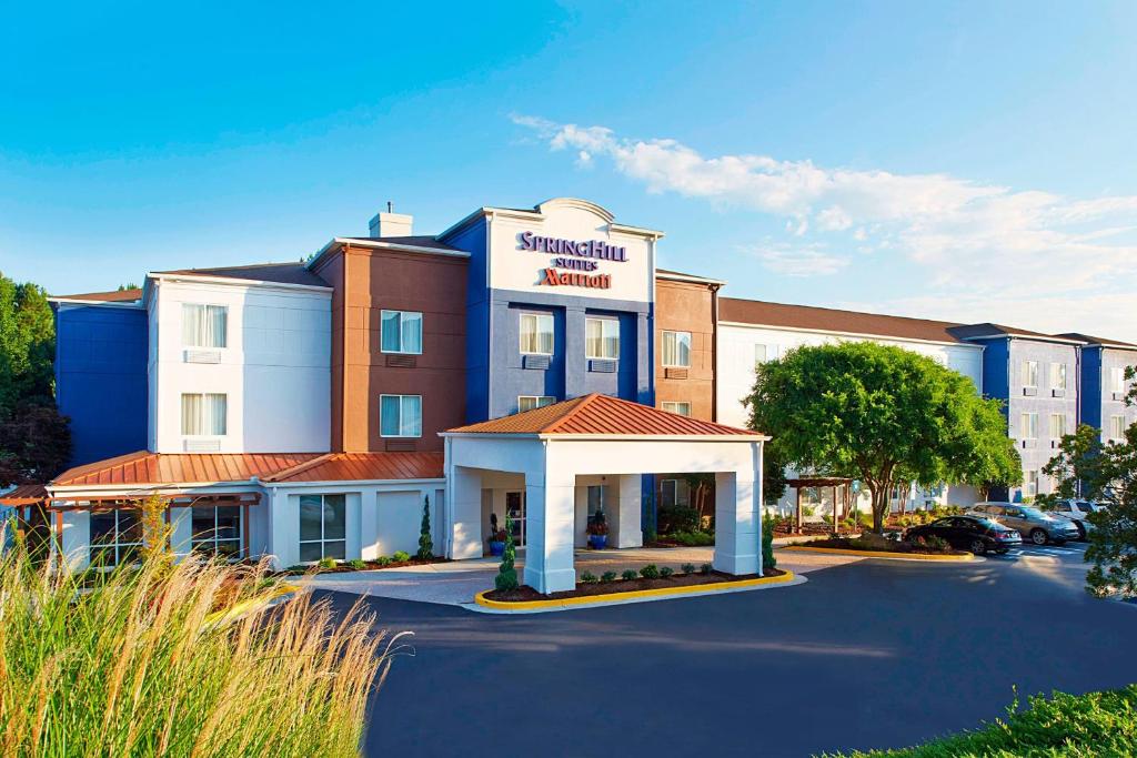 una representación de un hotel Snowlund con aparcamiento en SpringHill Suites by Marriott Atlanta Six Flags, en Lithia Springs