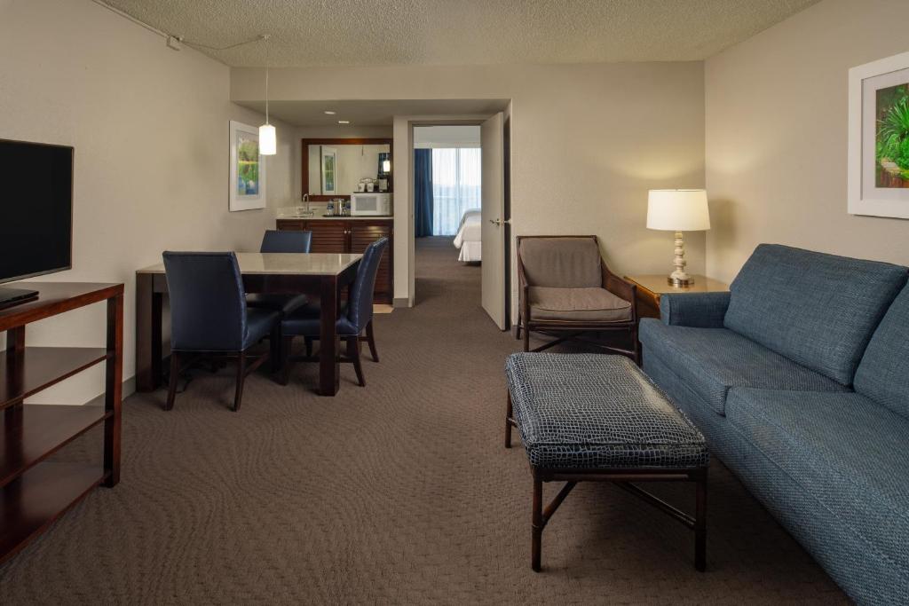 TV a/nebo společenská místnost v ubytování Sheraton Suites Fort Lauderdale at Cypress Creek