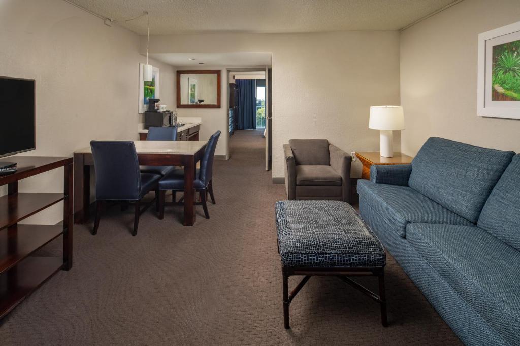 Posezení v ubytování Sheraton Suites Fort Lauderdale at Cypress Creek