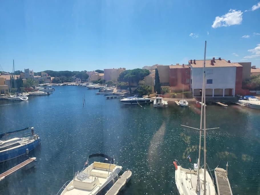 un groupe de bateaux est amarré dans un port de plaisance dans l'établissement appartement avec vue sur l étang de Barcares, au Barcarès