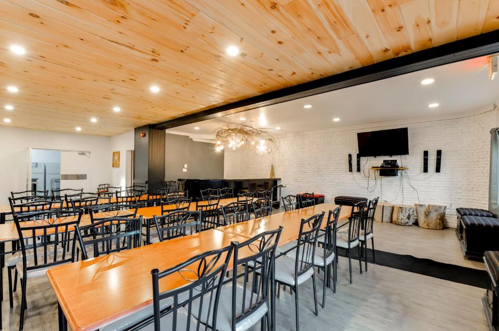 Un comedor con una mesa larga y sillas. en Les Arcs - 1910, en Saint-Férréol-les-Neiges